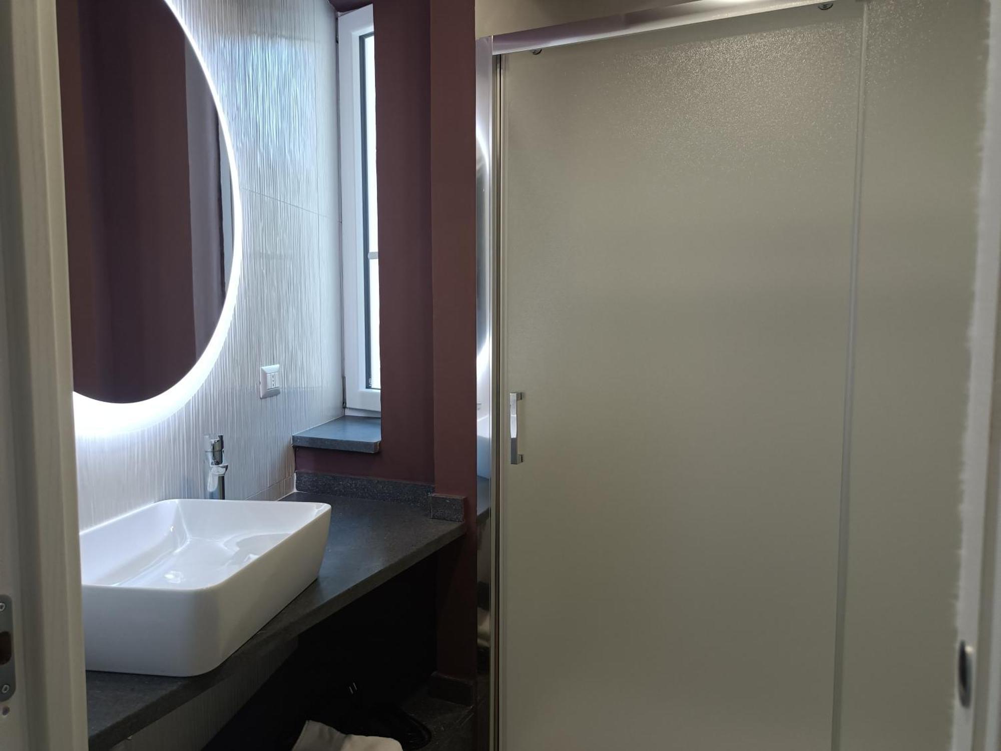 Queen Suite with Spa Bath,1553055160:JPEG